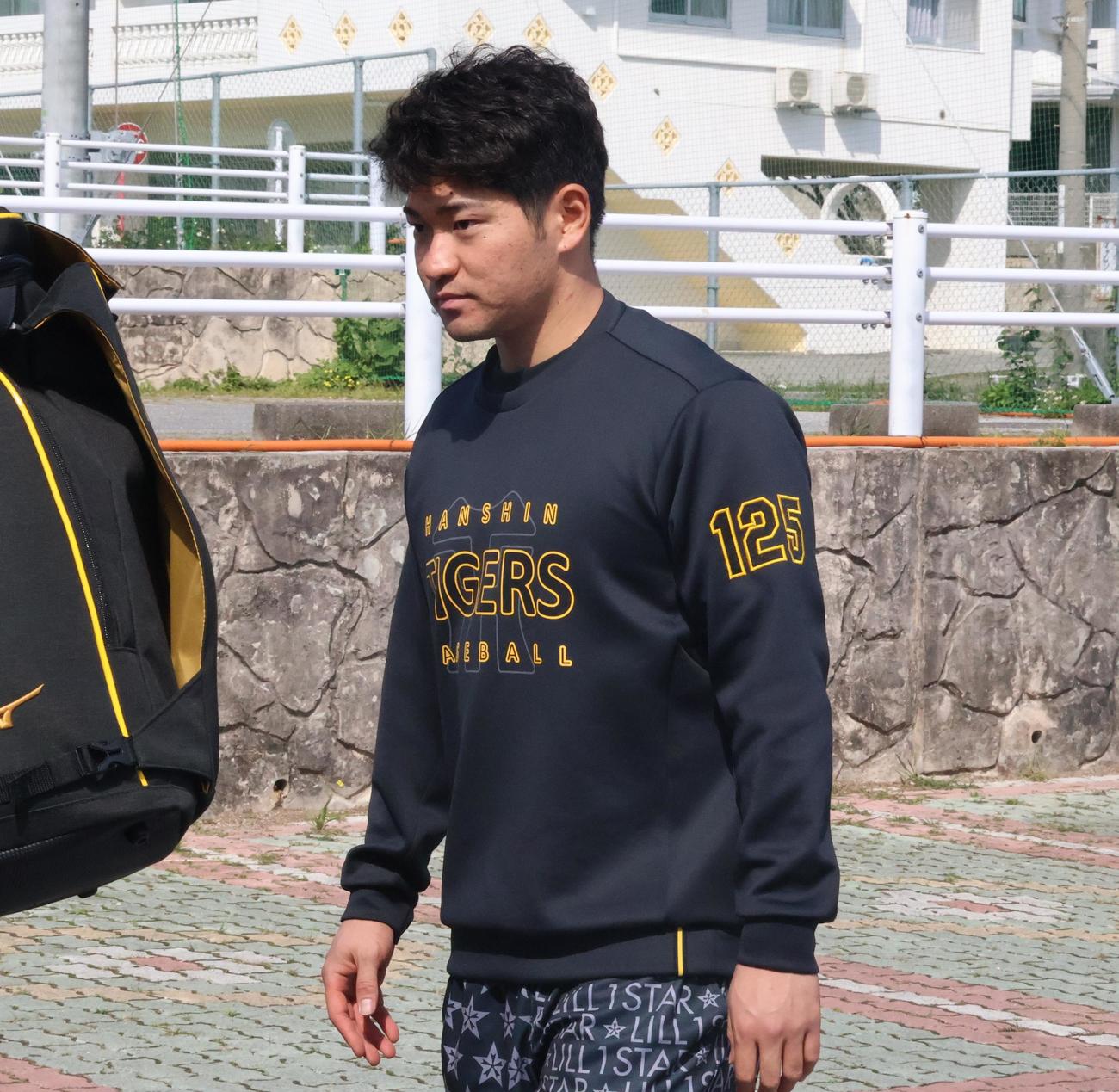 休日の具志川キャンプで練習を終えタクシーに乗り込む阪神伊藤稜（撮影・塚本光）