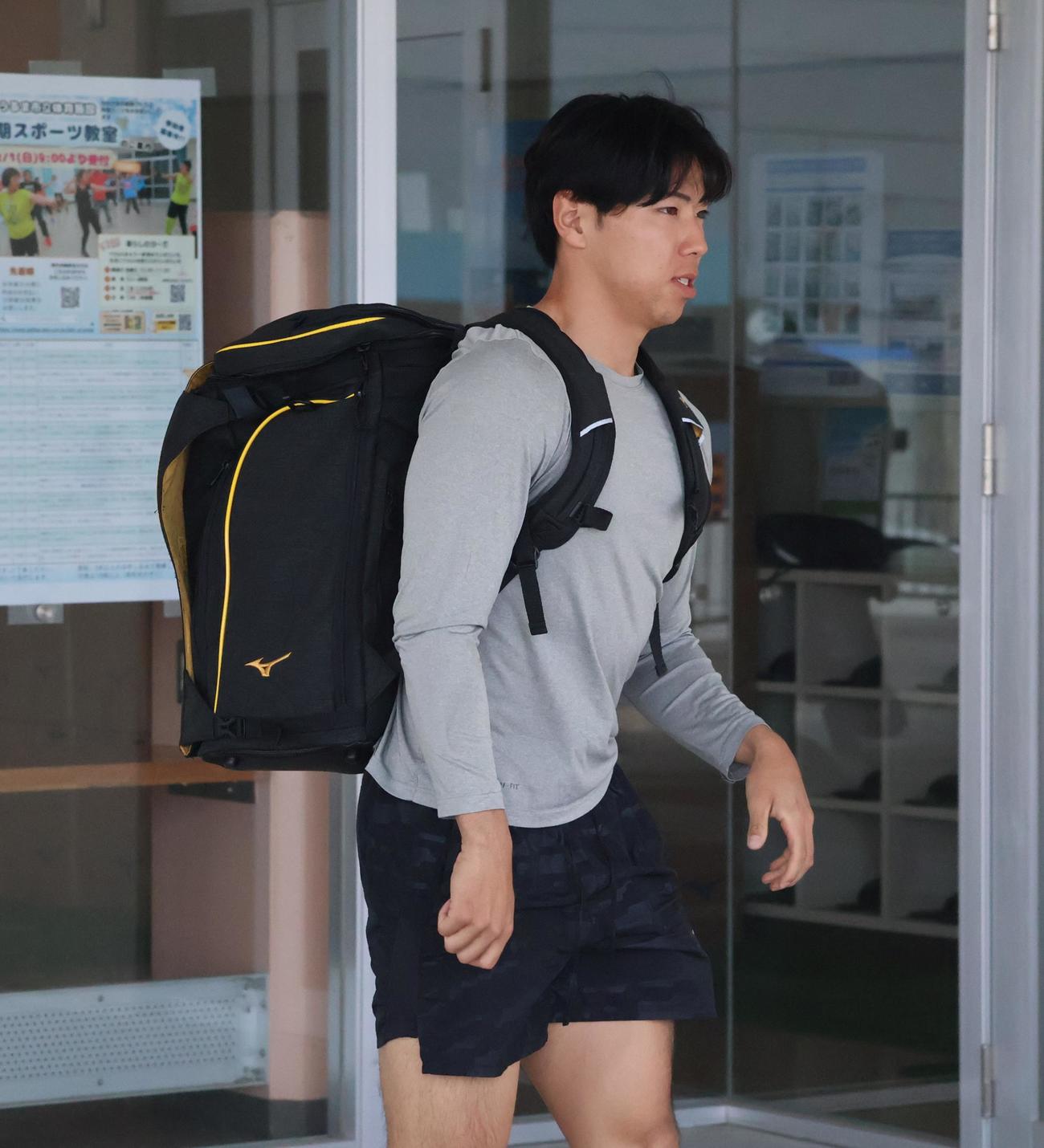 休日の具志川キャンプで練習を終え具志川ドームから出る阪神工藤（撮影・塚本光）