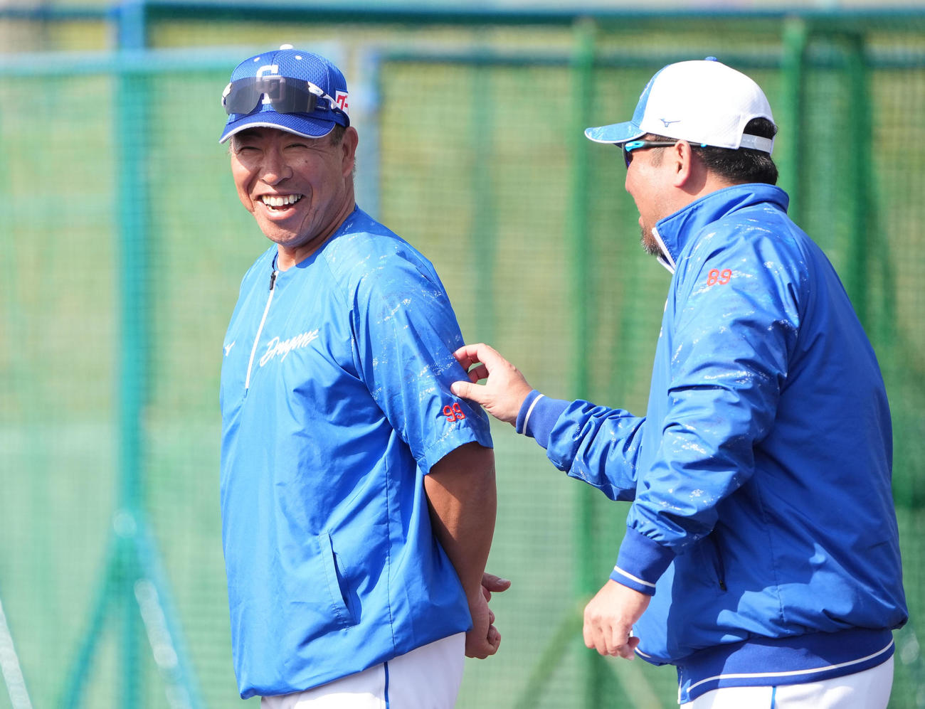 松中打撃コーチと明るい表情で言葉を交わす井上監督（左）（撮影・森本幸一）