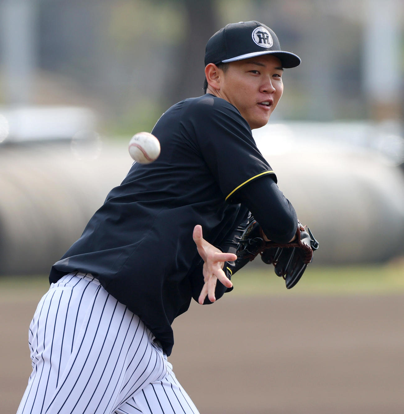 2月17日、阪神及川雅貴は投内連係で汗を流す