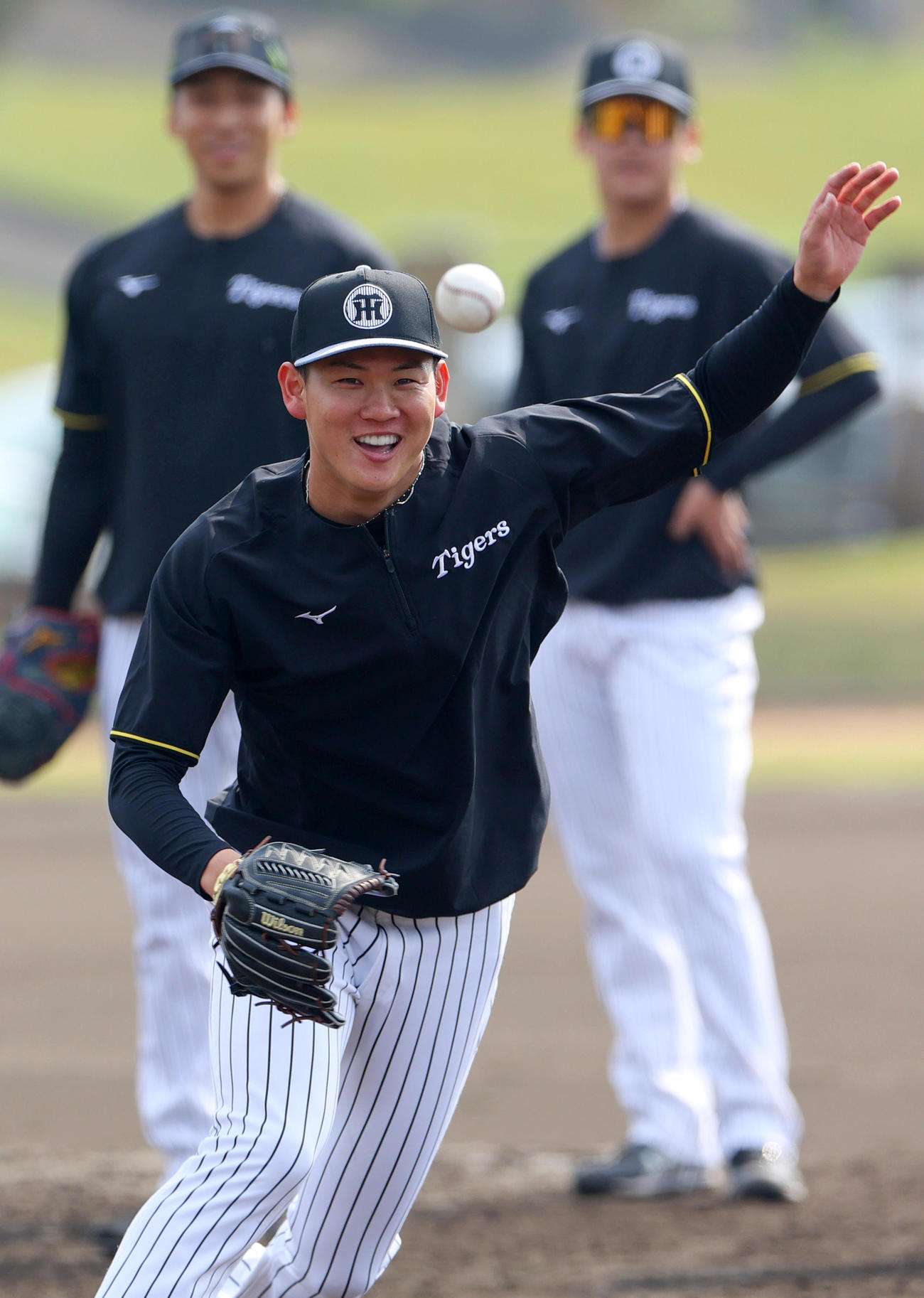 2月17日、阪神及川雅貴は投内連係で汗を流す