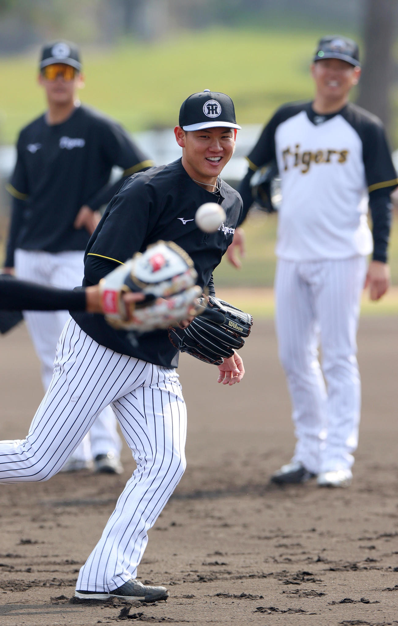 2月17日、阪神及川雅貴は投内連係で汗を流す