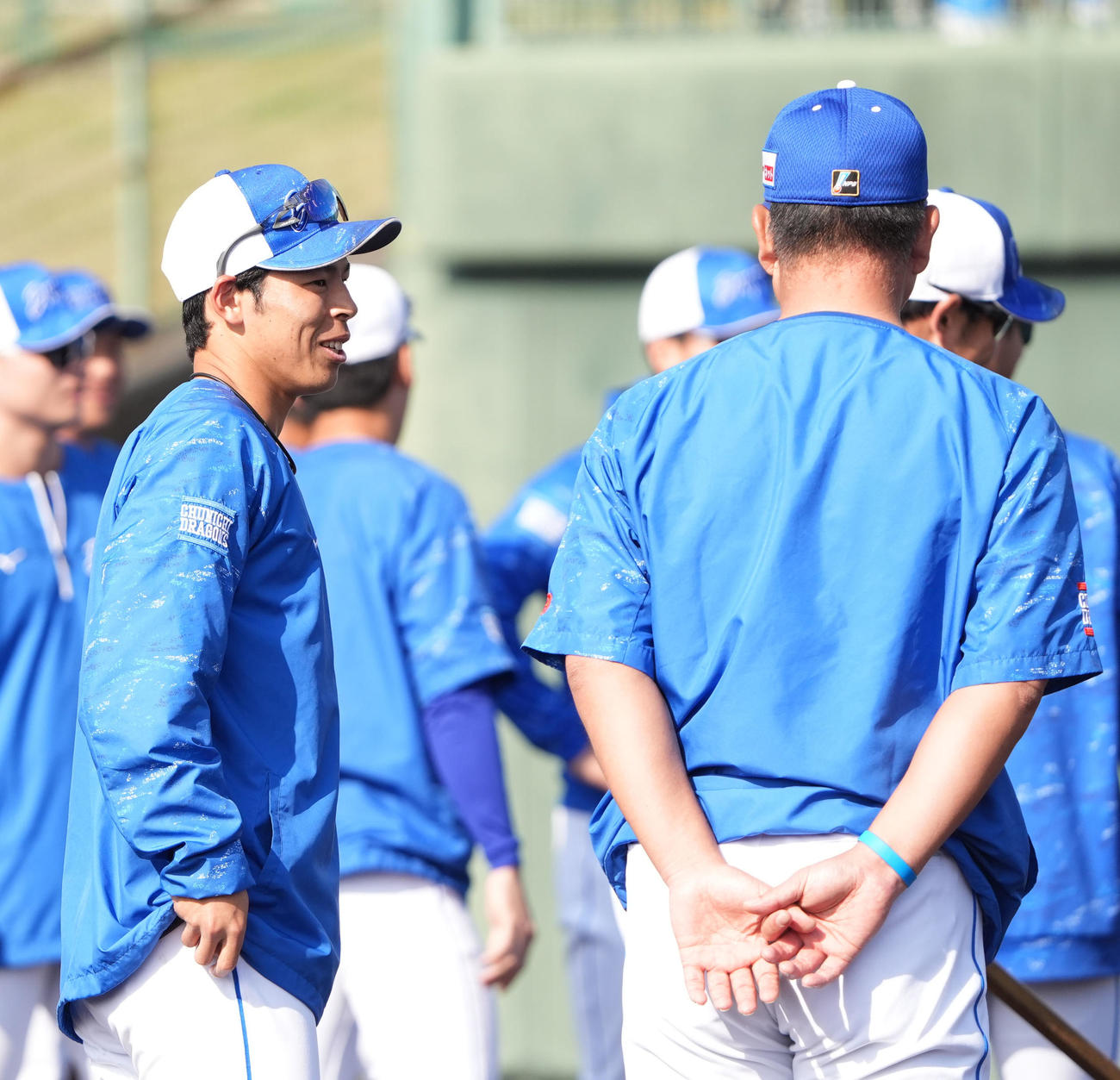 練習の合間に井上監督と言葉を交わす樋口（左）（撮影・森本幸一）