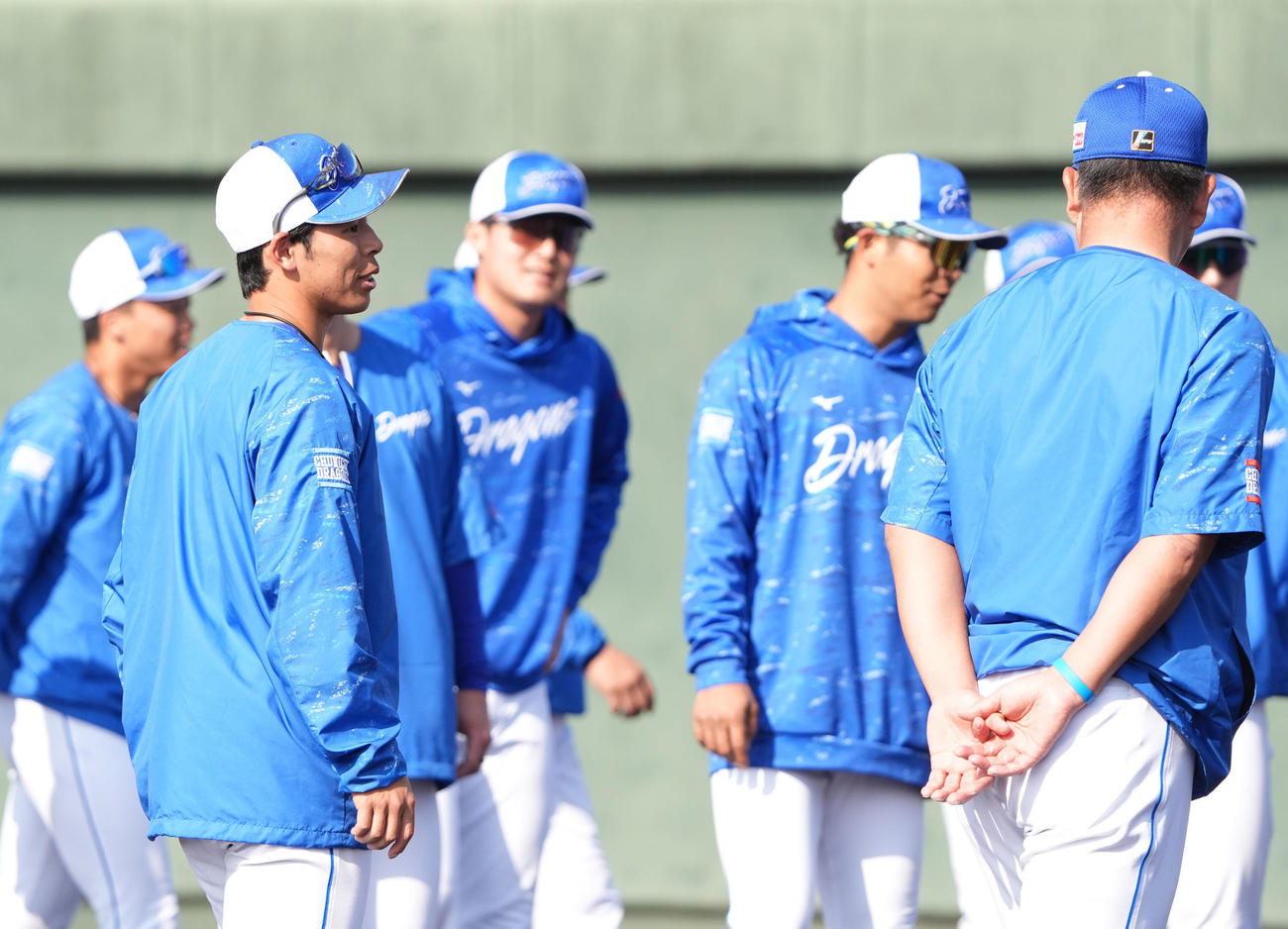練習の合間に井上監督と言葉を交わす樋口（左）（撮影・森本幸一）