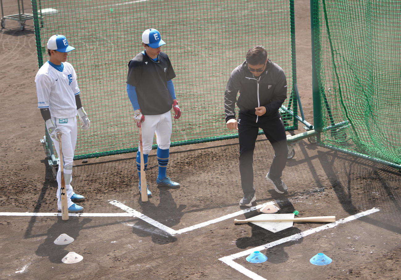 日本ハムの矢沢（左）、五十幡（中央）にバント指導する田中SA（撮影・足立雅史）