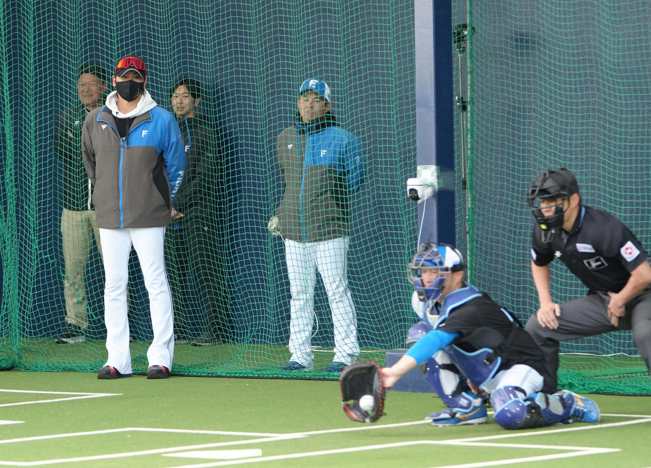 ブルペンで日本ハム松浦の投球を見つめる新庄監督（左端）（撮影・足立雅史）