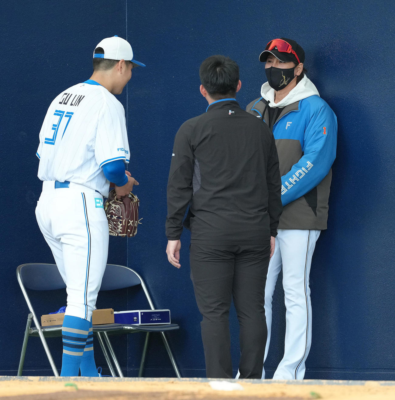 ブルペン投球を終え、会話を交わす日本ハムの古林（左）と新庄監督（撮影・足立雅史）