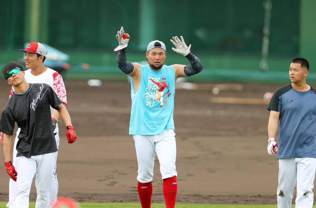 2月14日、ロングティーを終えた広島末包（右から2人目）は踊りながら球拾いに向かう