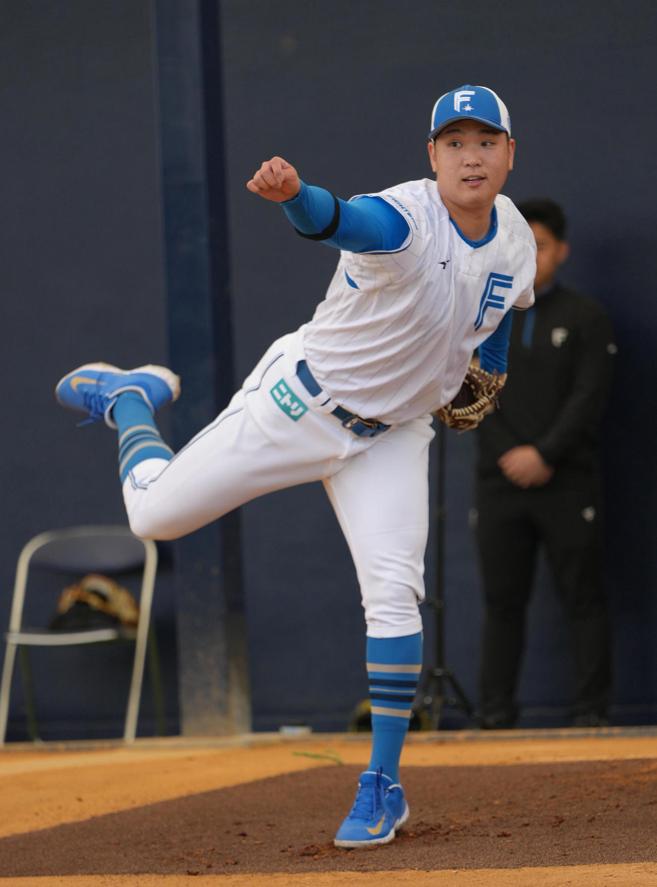 ブルペン投球する日本ハム古林（撮影・足立雅史）