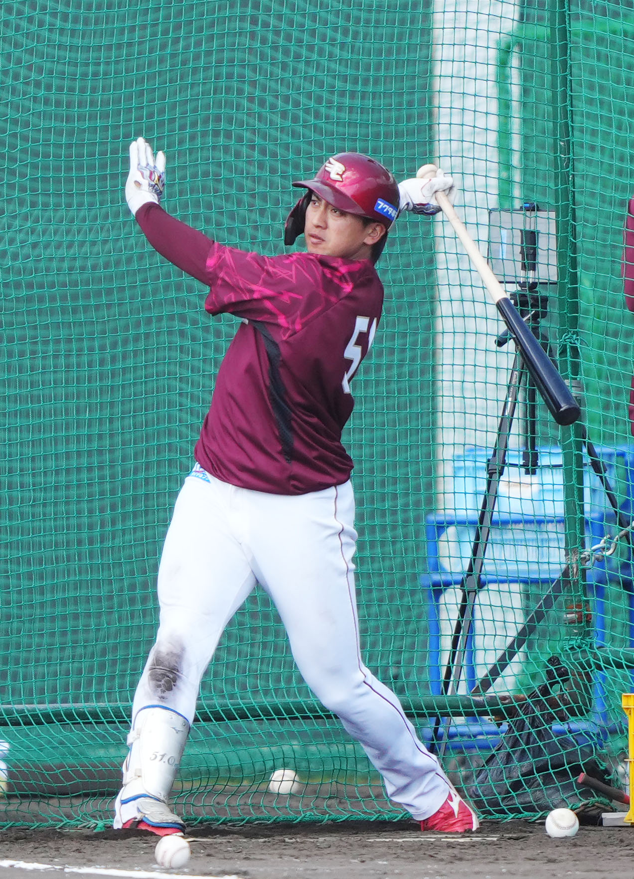 打撃練習をする楽天小郷（撮影・横山健太）