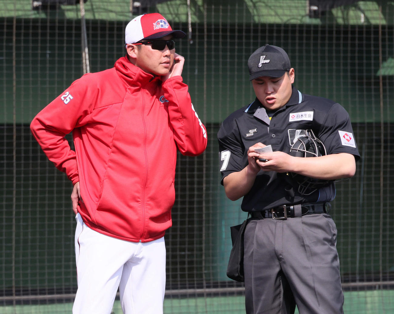 練習試合広島対ロッテ　6回裏終了後、交代を告げる新井監督（撮影・加藤孝規）