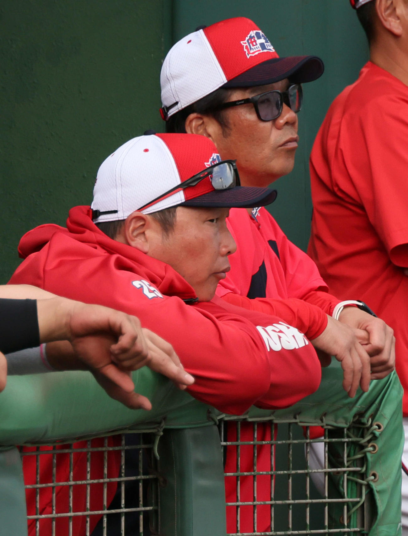 練習試合広島対ロッテ　試合を見守る広島新井監督。上は藤井ヘッドコーチ（撮影・加藤孝規）