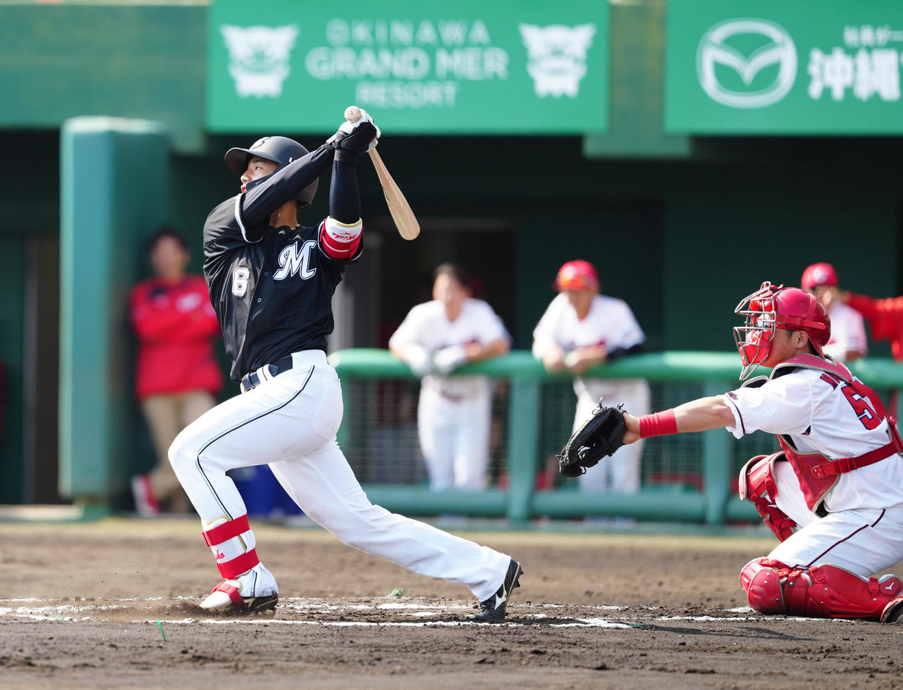 広島対ロッテ　6回表ロッテ無死二塁、先制適時三塁打を放つ西川（撮影・江口和貴）