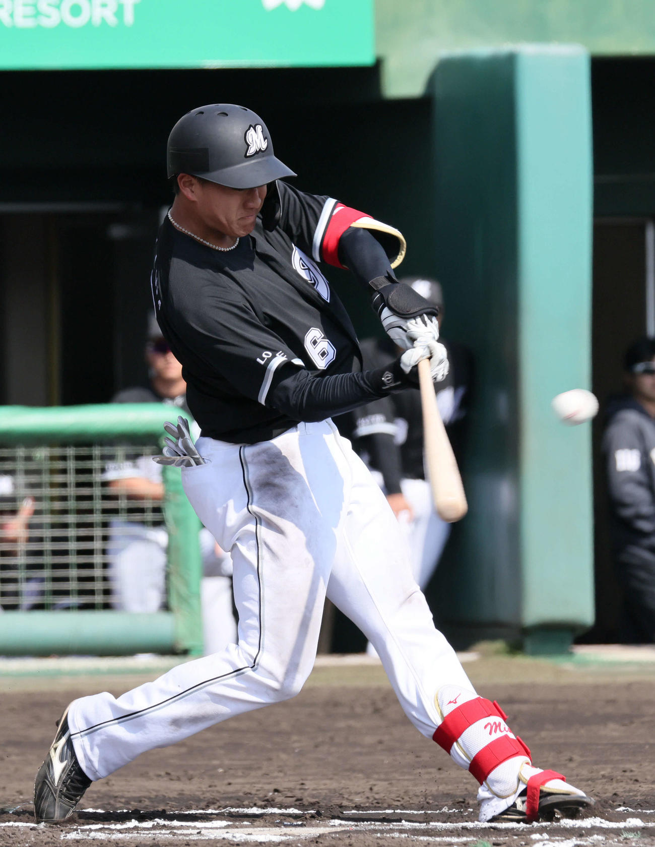 練習試合広島対ロッテ　6回表ロッテ無死二塁、西川は先制右中間越え適時三塁打を放つ（撮影・加藤孝規）
