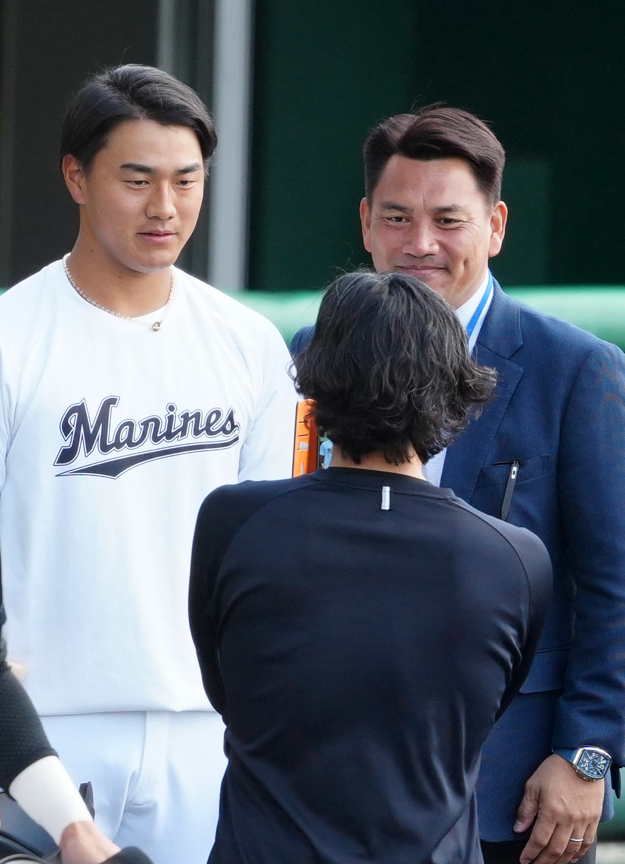 広島対ロッテ　練習前、井口氏（右）と写真に納まるロッテ西川（撮影・江口和貴）