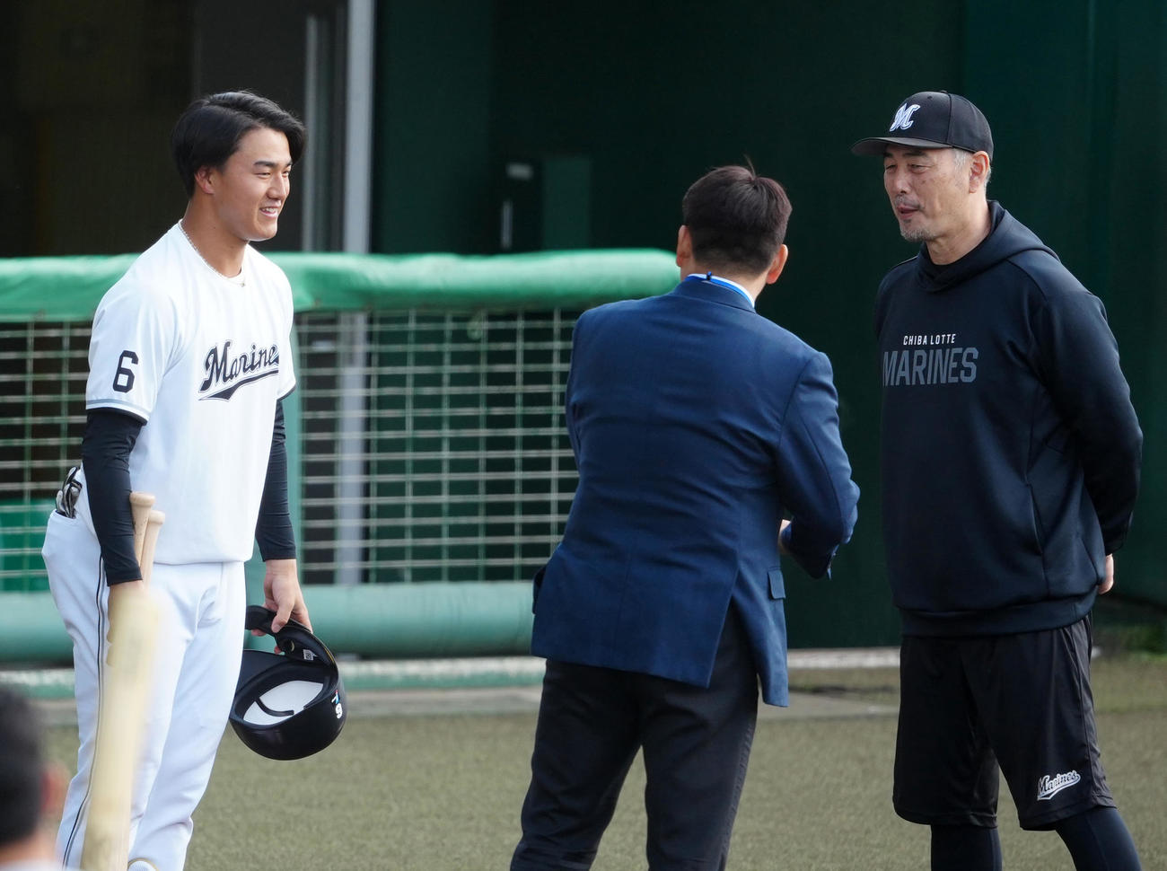 広島対ロッテ　練習前、井口氏（中央）にあいさつするロッテ西川（左）。右は吉井監督（撮影・江口和貴）