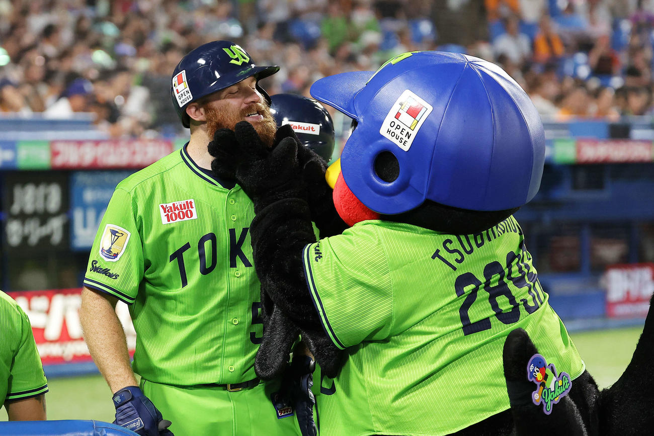 2023年9月5日　サイスニードは2点本塁打を放ち、つば九郎から手荒い祝福を受ける
