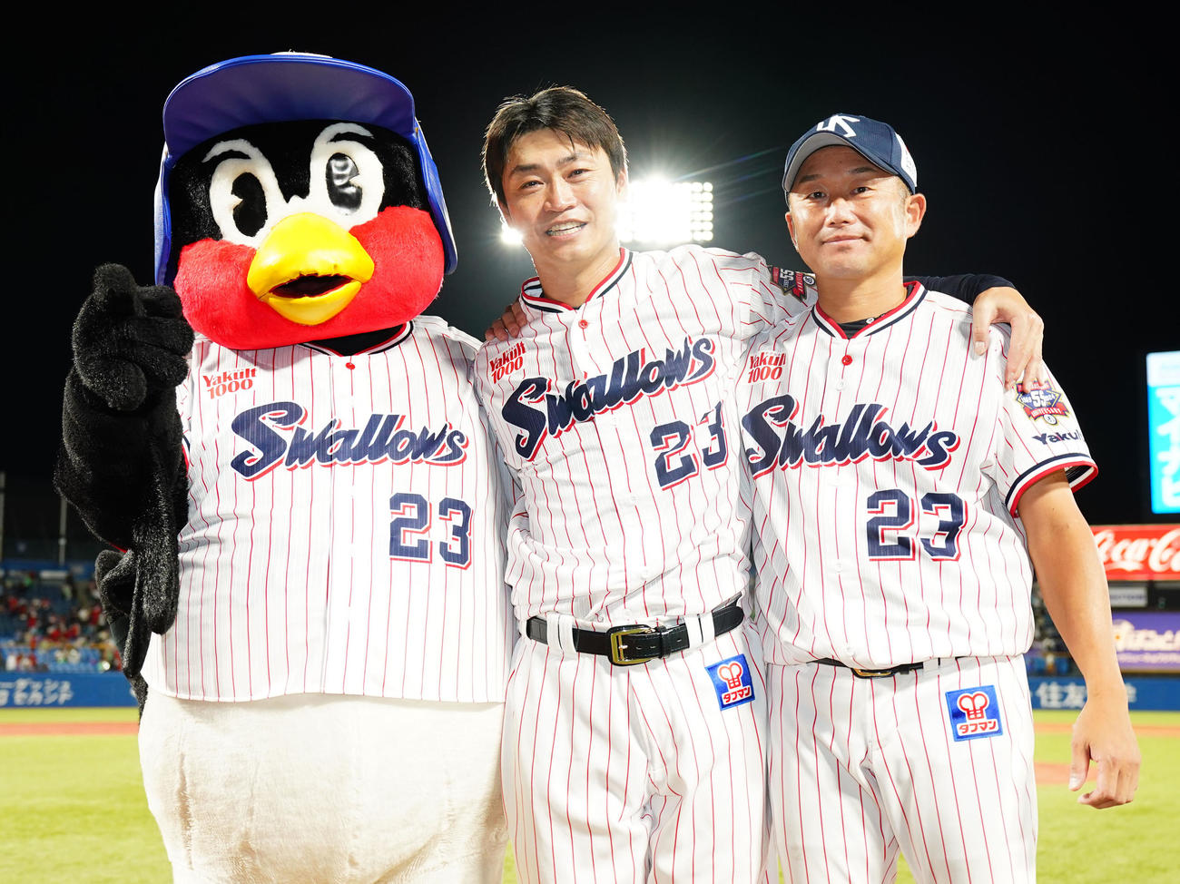 2024年10月2日　つば九郎、青木宣親、石川雅規は笑顔で写真に納まる