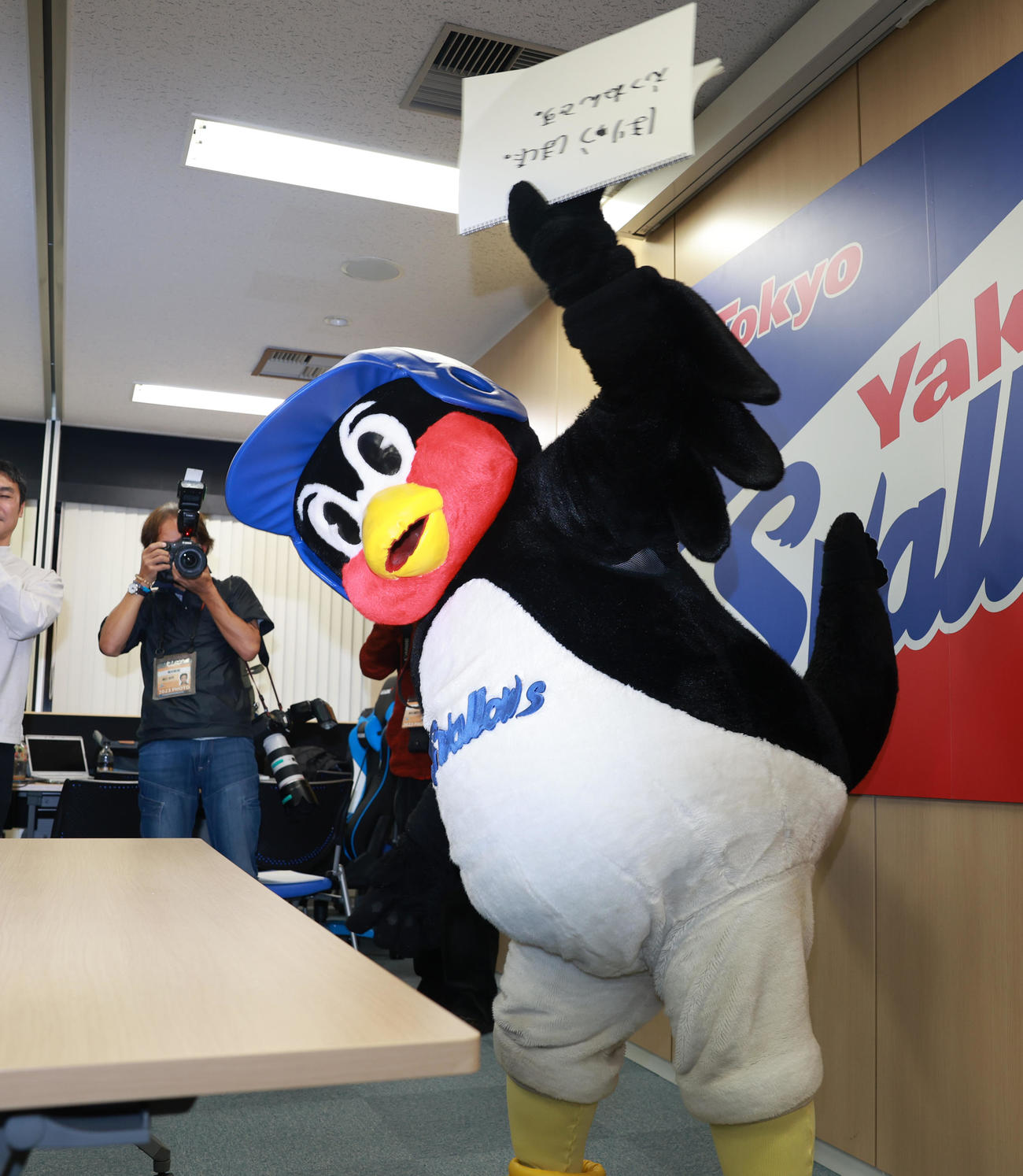 契約更改交渉を終え、「ほりゅうしました。えつねんです」と書いたフリップをたたきつけ悔しがるつば九郎（23年12月12日撮影）