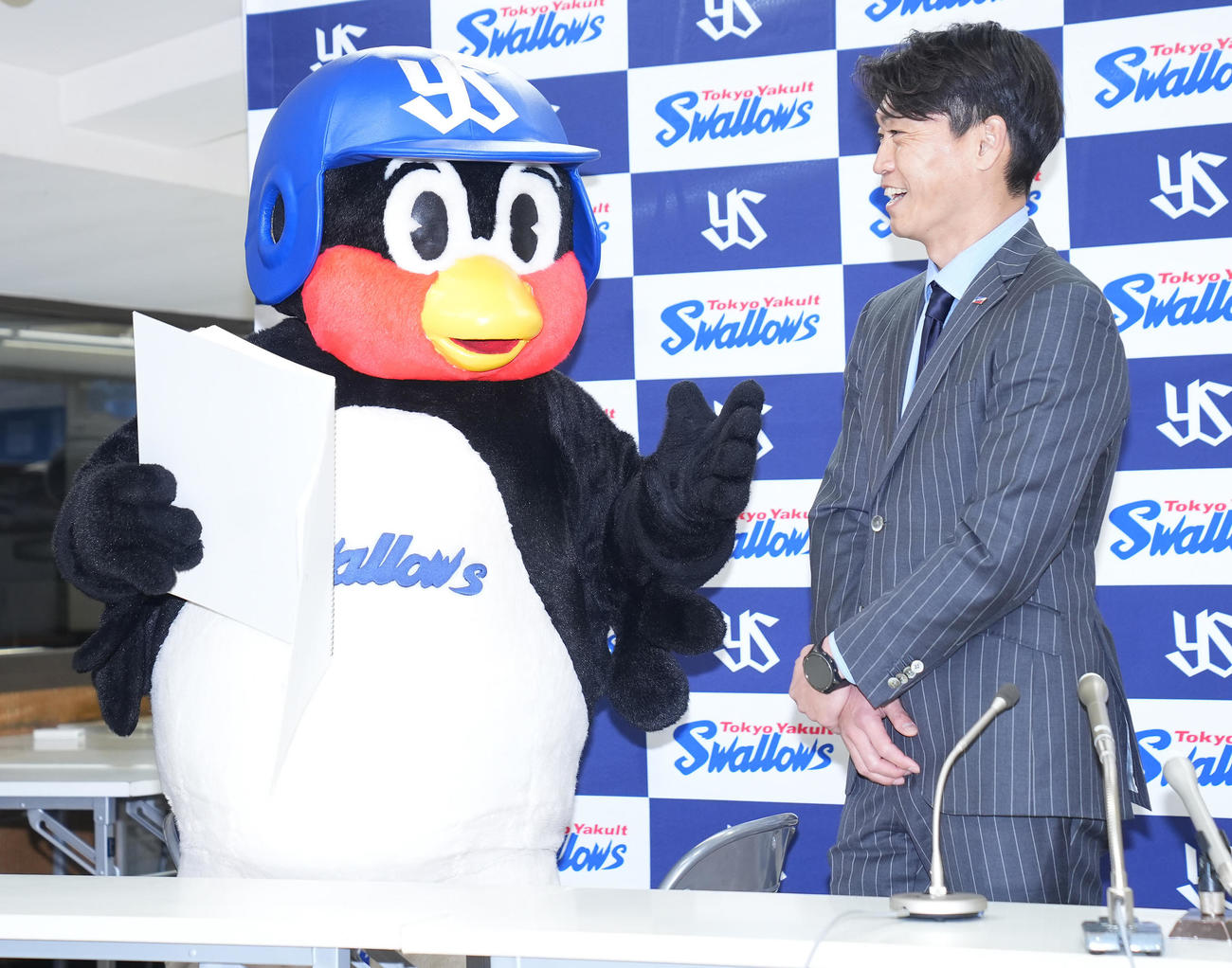2025年1月28日　契約更改し会見に臨むつば九郎（左）とヤクルト青木GM特別補佐