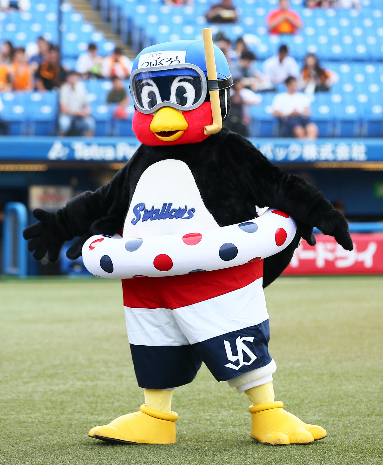 つば九郎DAY2018～海の日～にちなみ水着姿で登場したヤクルトのつば九郎（18年7月11日撮影）