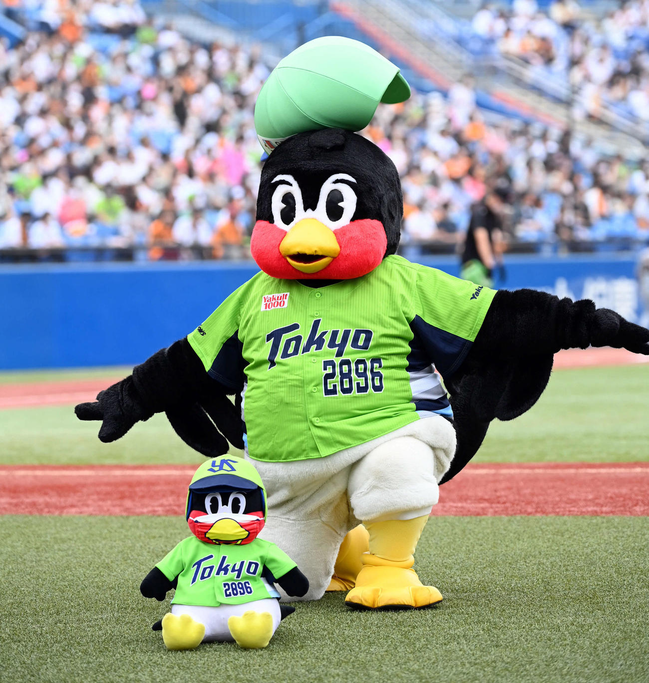 「空中クルリンパ」で惜しくも帽子がずれたヤクルトのマスコットつば九郎（21年6月27日撮影）