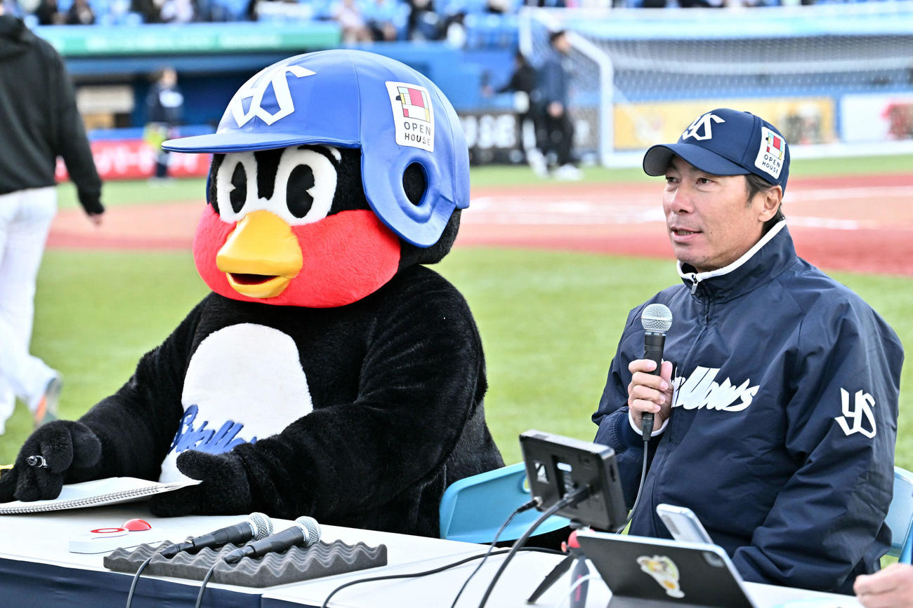 つば九郎と中継するヤクルト高津監督（撮影・滝沢徹郎）