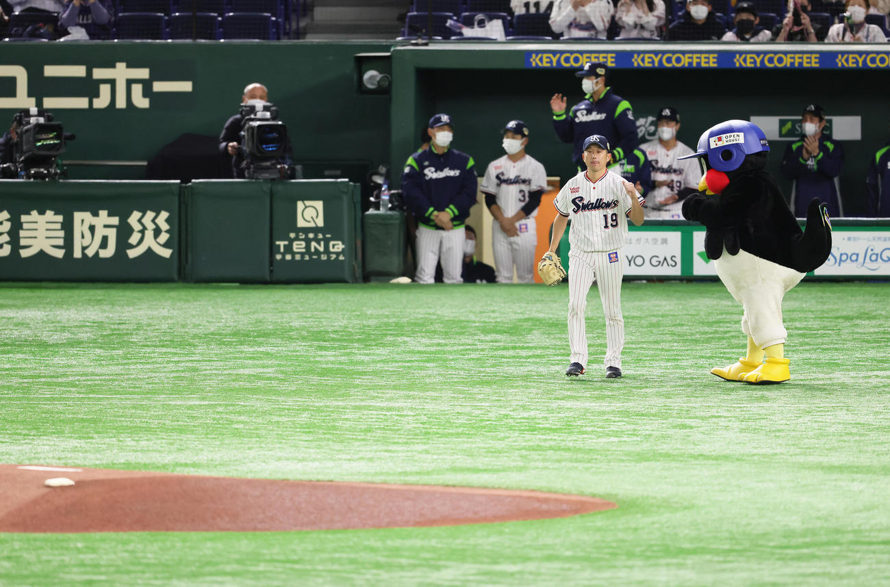 SMBC日本シリーズ2021　第4戦ヤクルト対オリックス　つば九郎に送り出され先発のマウンドへと向かうヤクルト石川（2021年11月24日）