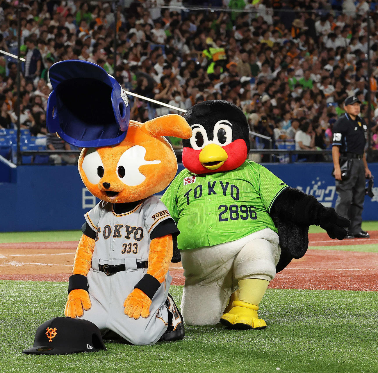 2023年9月5日　ジャビット（左）と空中くるりんぱにチャレンジし外すつば九郎