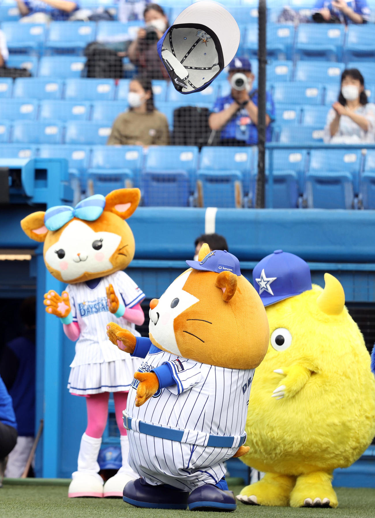 DeNA対巨人　試合前、つば九郎恒例の空中くるりんぱに挑戦するDB．スターマン（撮影・狩俣裕三）