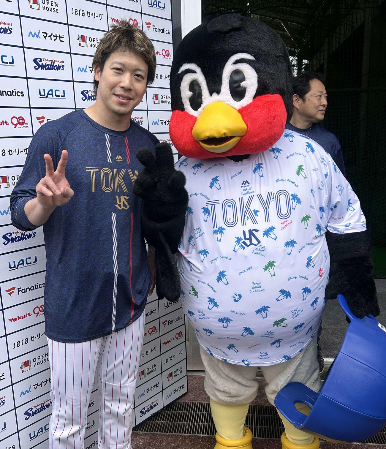 2025年2月1日、山田哲人の隣に立ち、ピースをするつば九郎