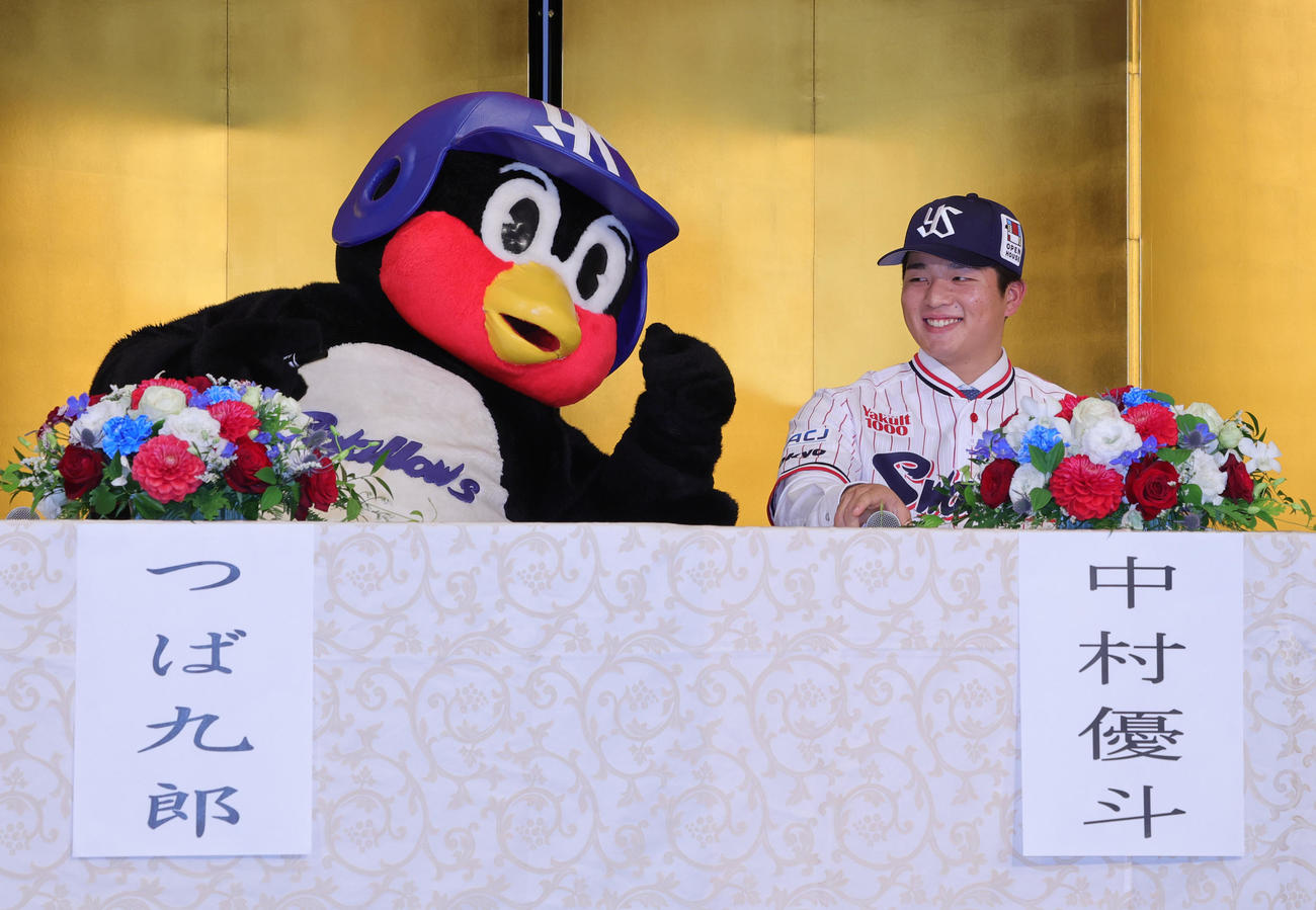 ヤクルトの新入団選手発表で、つば九郎（左）と笑顔の中村（撮影・野上伸悟）
