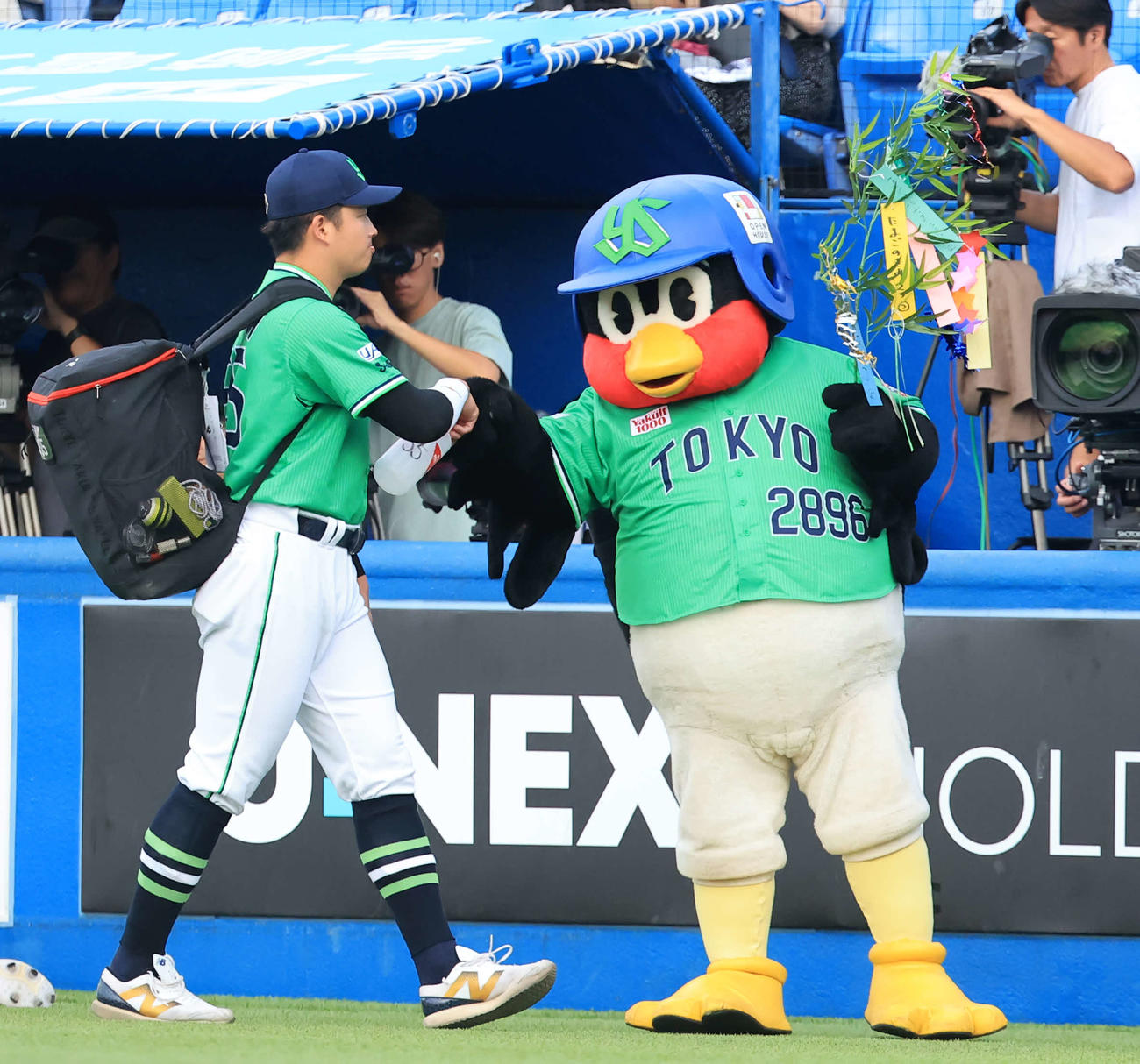2024年7月7日　つば九郎（右）はヤクルト村上宗隆とグータッチ