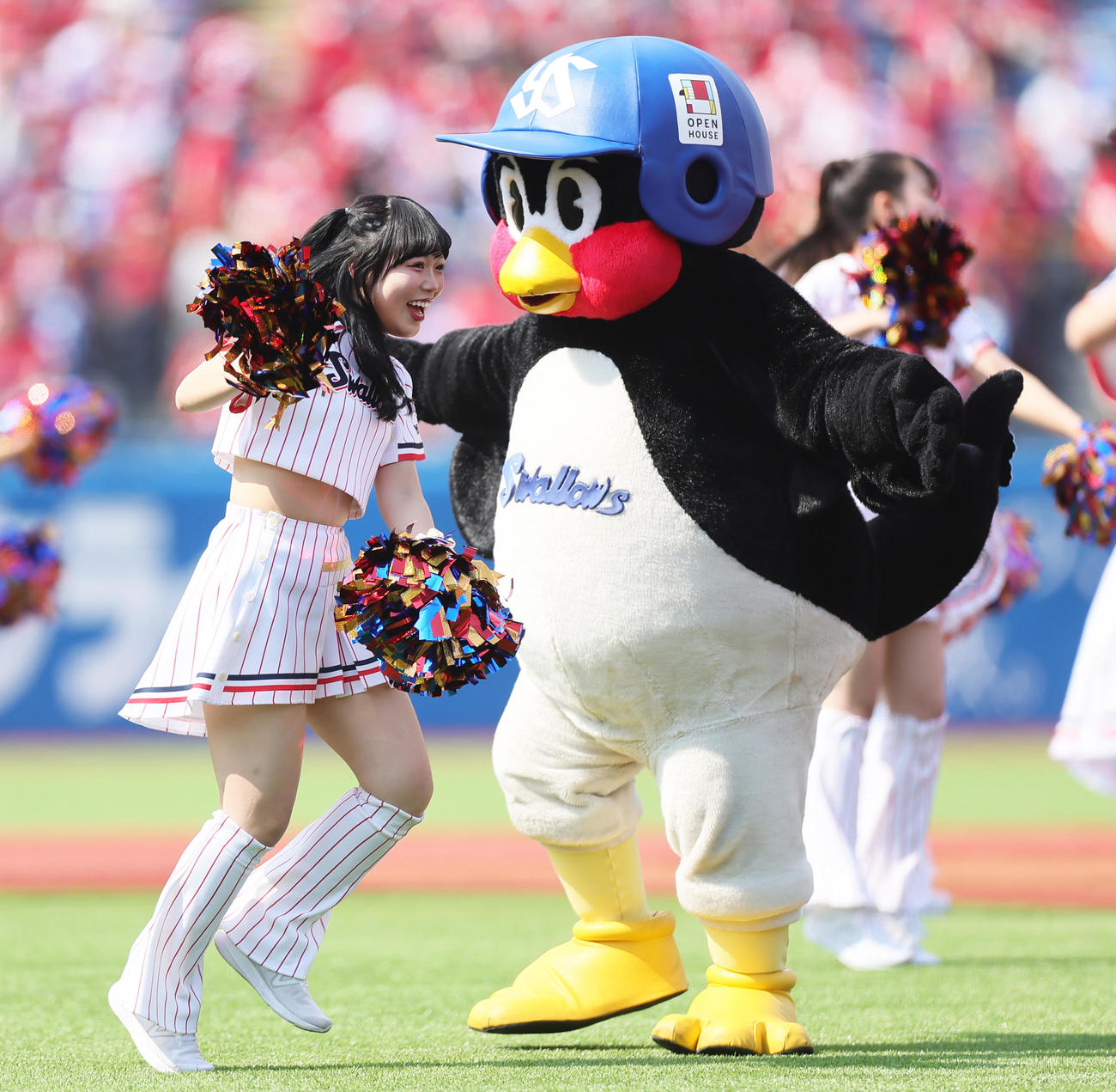 2023年4月1日、ヤクルト公式ダンスチーム「Passion」のダンスを邪魔するつば九郎