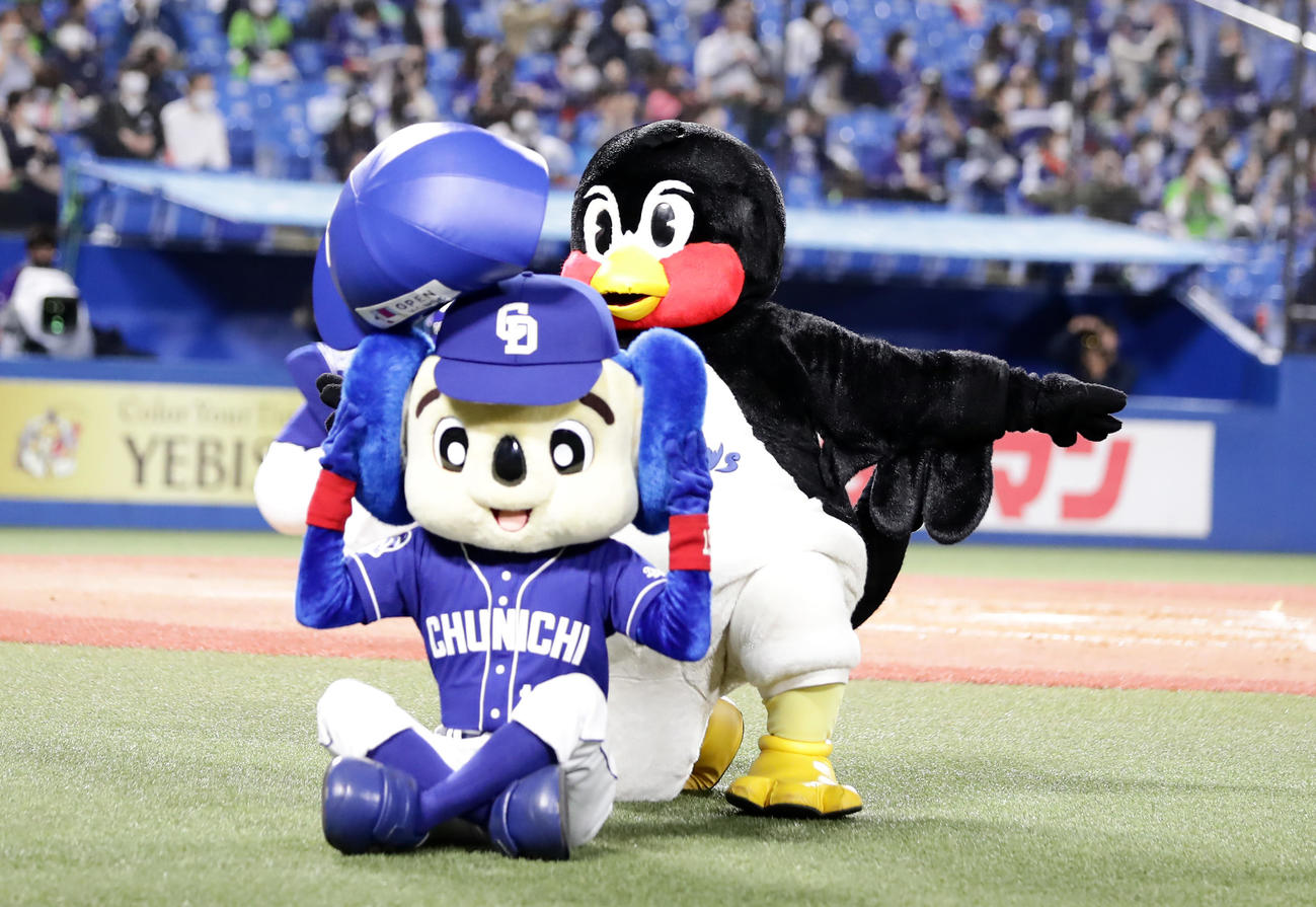 2021年9月26日、中日戦でドアラと空中くるりんぱに挑戦したつば九郎だが惜しくも成功ならず