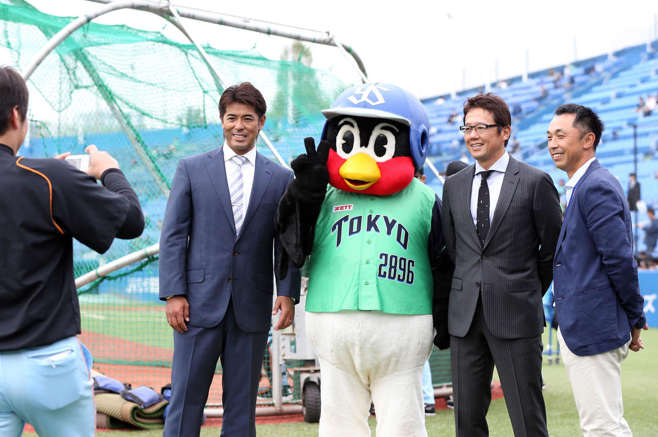 2015年4月24日、ヤクルト対巨人　試合前、記念撮影に納まる左から稲葉篤紀氏、つば九郎、古田敦也氏、宮本慎也氏