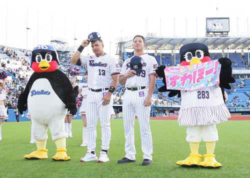 ヤクルト対阪神　阪神に勝利し、つば九郎（左端）、つばみと声援に応えるオスナ（中央左）とヤフーレ（撮影・足立雅史）