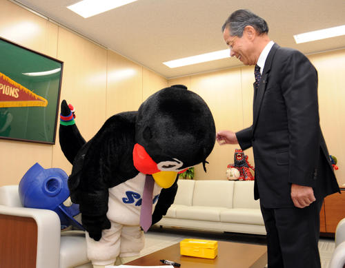 衣笠球団社長兼オーナー代行との残留交渉の後、つば九郎（左）は誕生日イベントを4月に行う事を告げられ頭を下げる（撮影・山崎哲司）