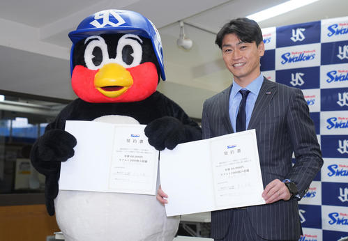 2025年1月28日、契約更改を終え契約書にサインしたつば九郎（左）とヤクルト青木GM特別補佐