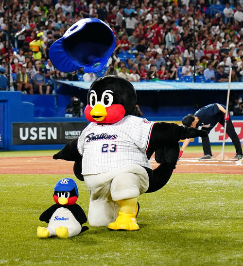 2024年10月2日、広島戦で空中くるりんぱに失敗するつば九郎