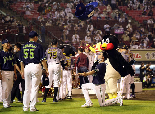 2021年7月17日、オールスターの試合後、つば九郎からキャップを借り、空中くるりんぱを試みる山田哲人（右）