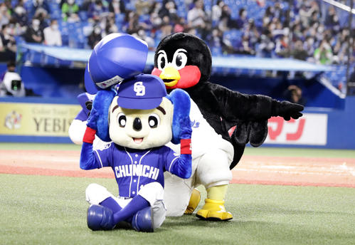 2021年9月26日、中日戦でドアラと空中くるりんぱに挑戦したつば九郎だが惜しくも成功ならず