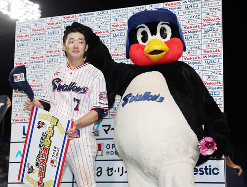2024年9月29日巨人戦で長岡（左）の頭をなでるつば九郎