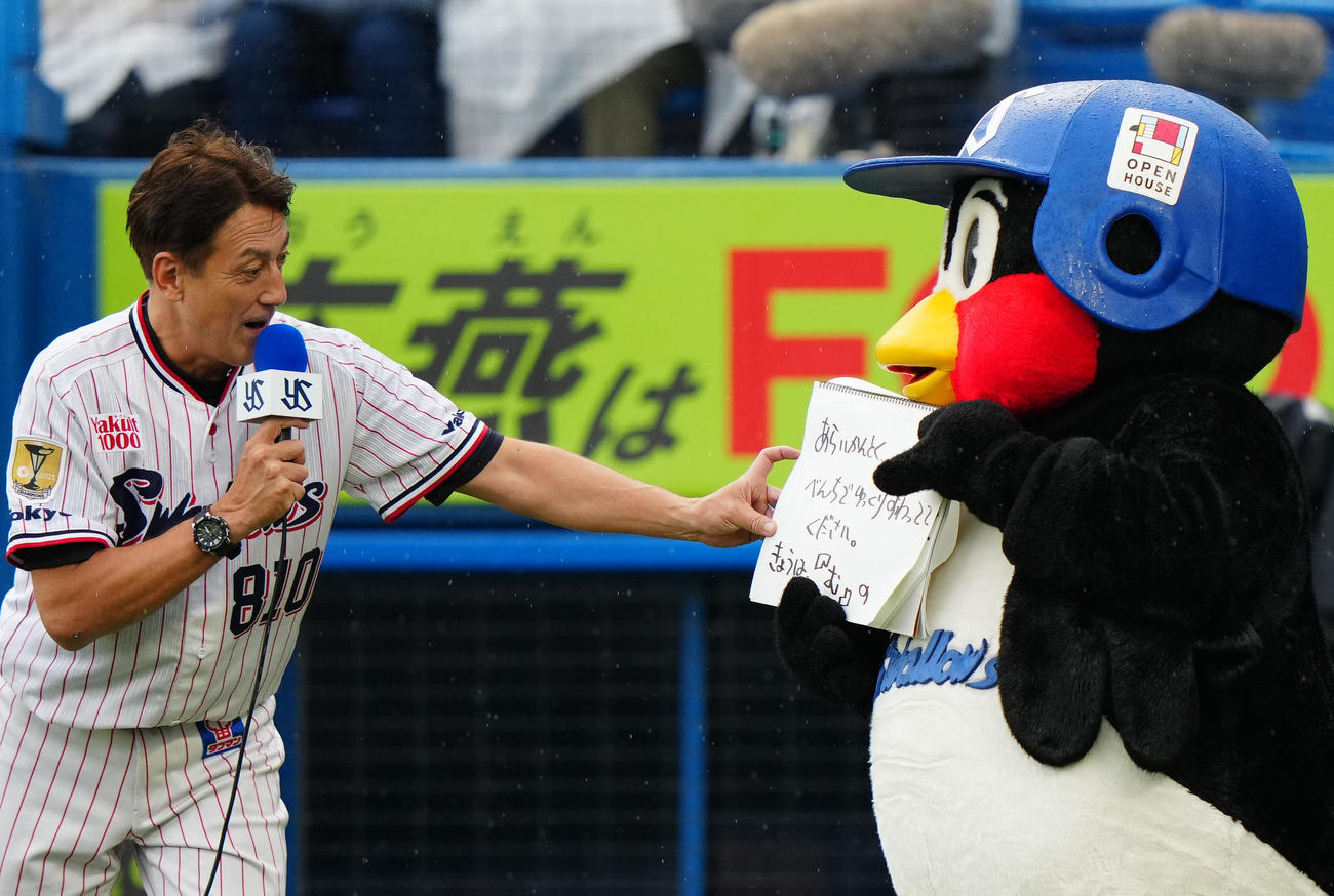スタジアムDJとフリップ芸を披露するヤクルトつば九郎　2023年6月30日