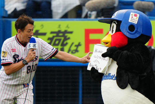 スタジアムDJとフリップ芸を披露するヤクルトつば九郎　2023年6月30日