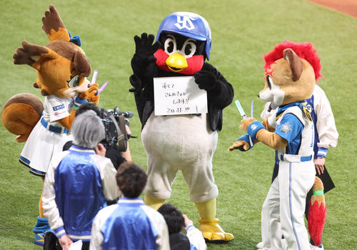 「すべてさんかきょひします！」と書かれたフリップを見せるつば九郎　2023年5月30日