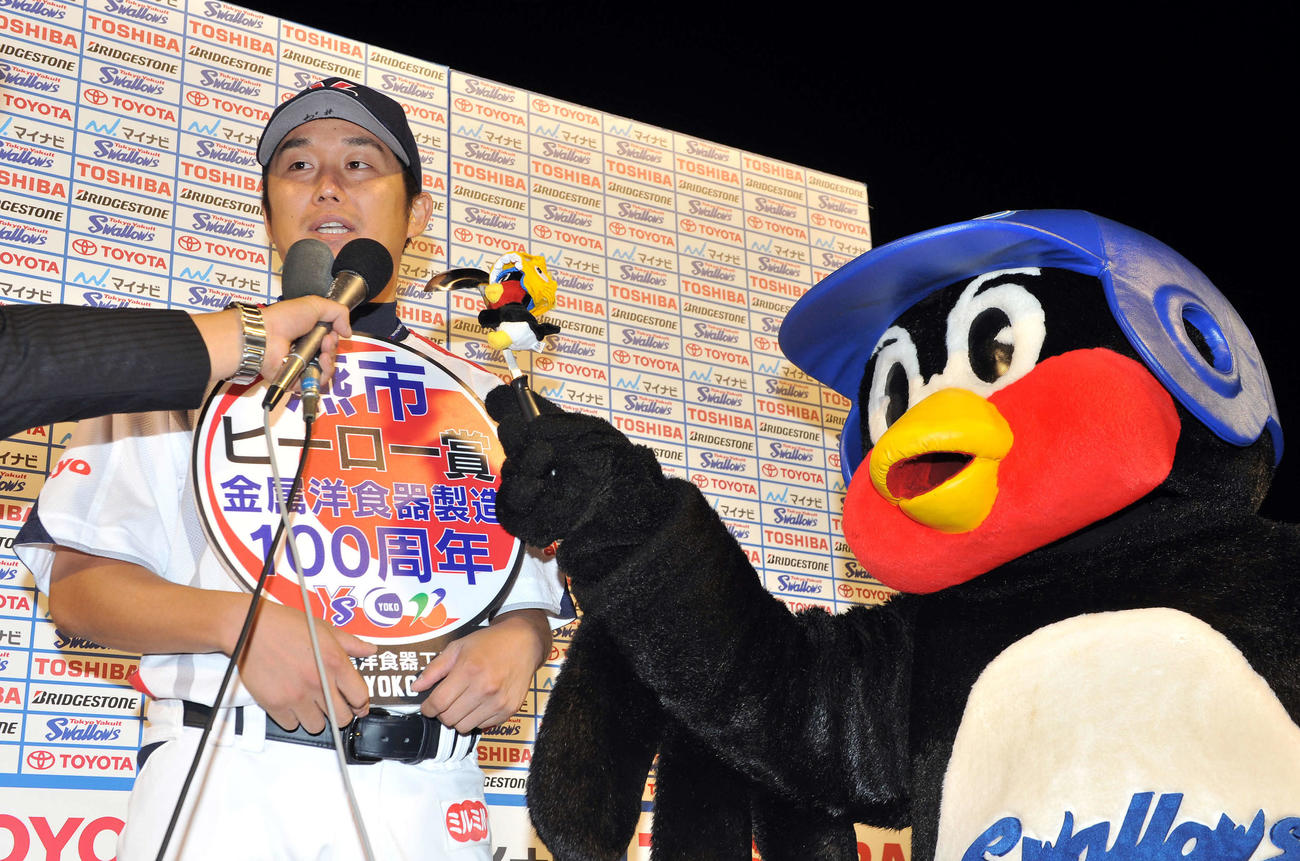 ヤクルト対中日　石川はつば九郎のいたずらにもめげずヒーローインタビューに答える（撮影・山崎安昭）