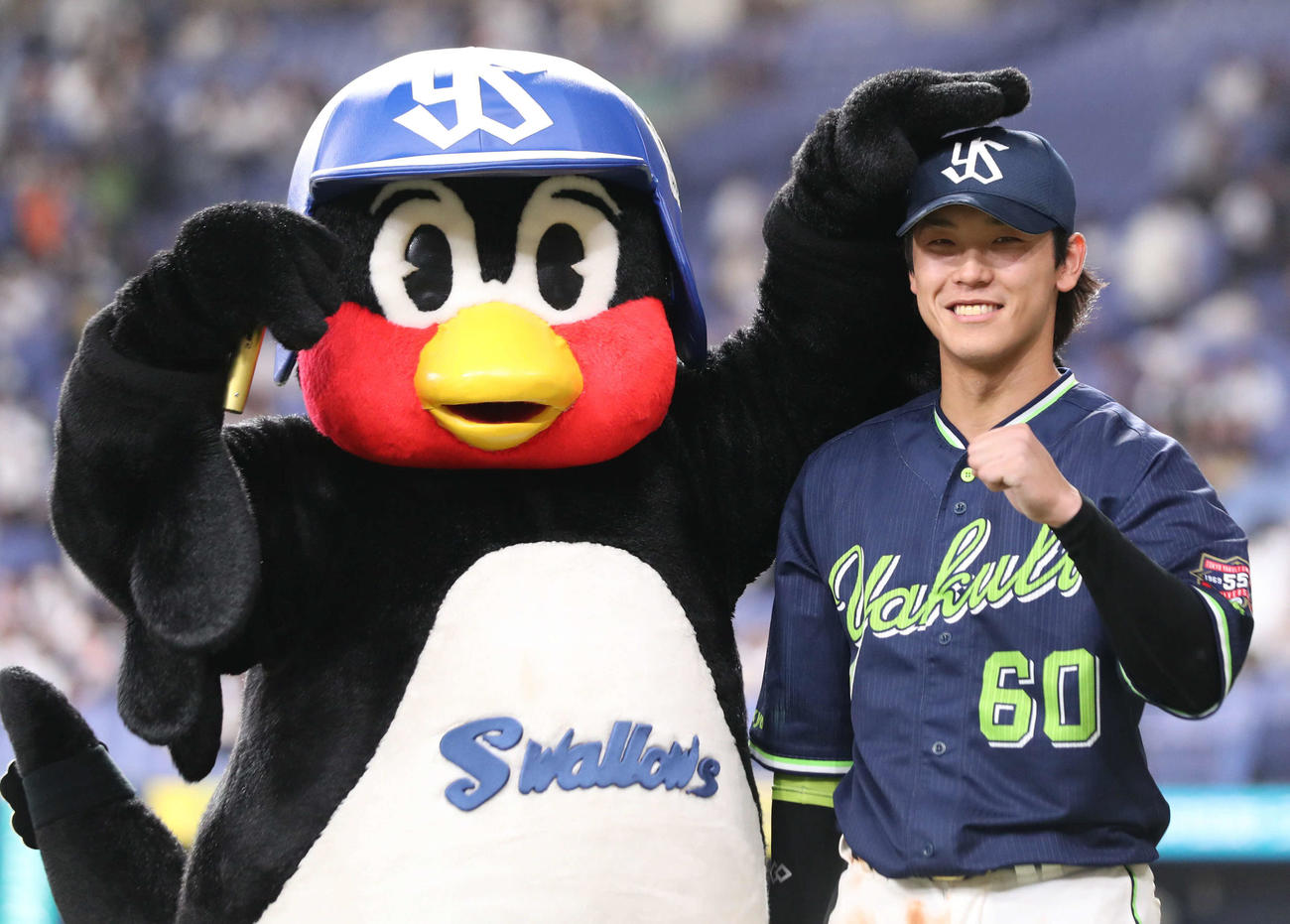 2024年6月16日　決勝打放った武岡龍世はつば九郎になでなでされる