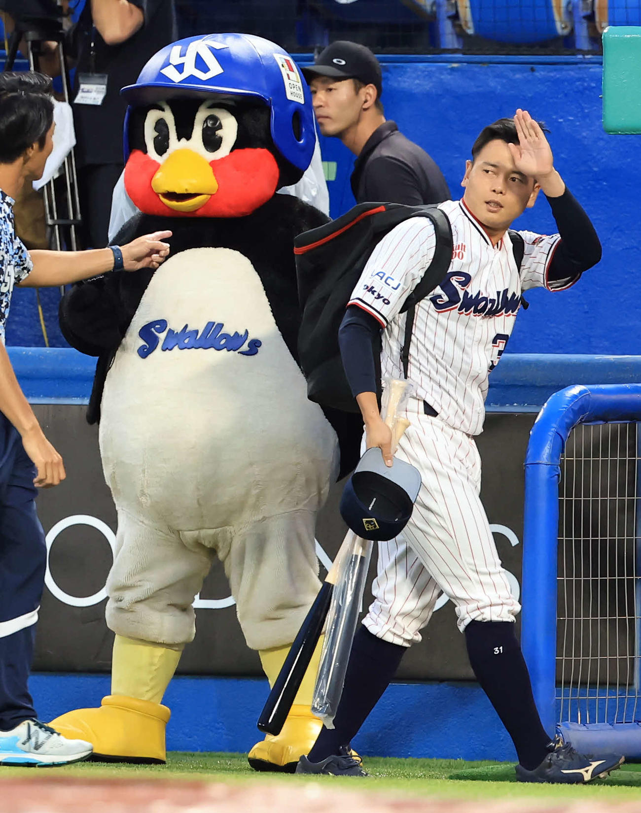 2024年10月3日　つば九郎の横で声援に手を振るヤクルト山崎晃大朗