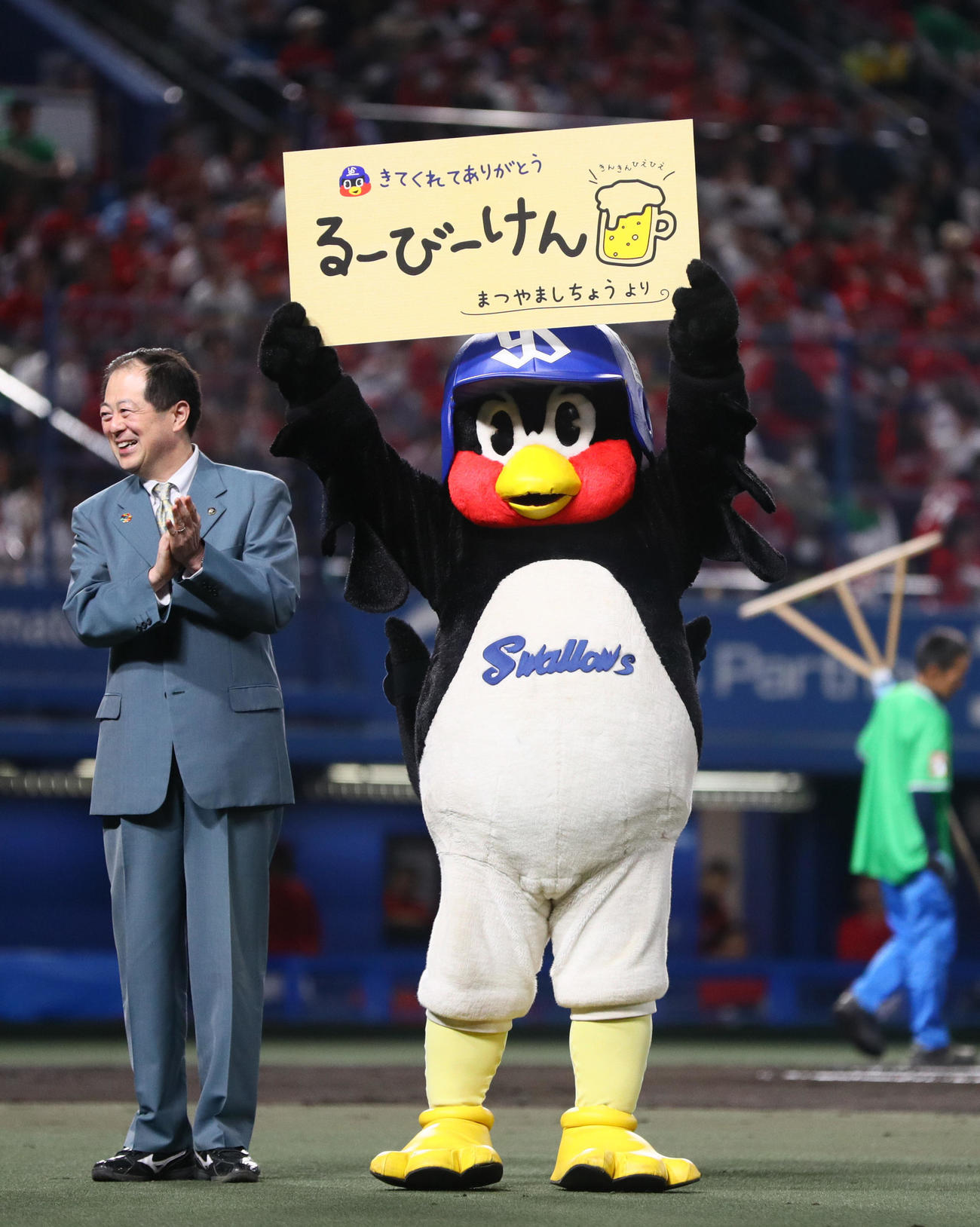 2024年5月15日　つば九郎は松山市長から「るーびーけん」を送られる